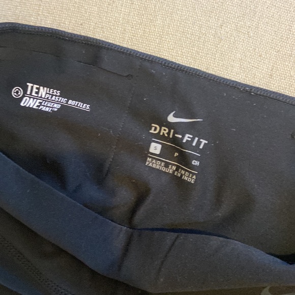 Nike Crop Workout Leggings - Picture 3 of 3